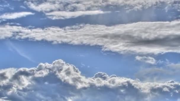Kabarık Beyaz Bulutlar Timelapse Taşımak Ileri Bir Güç Mavi Gökyüzü — Stok video