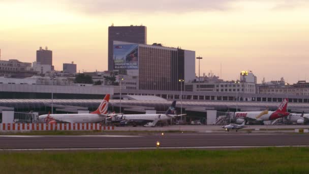 リオデジャネイロ ブラジル 2013 それは小型飛行機の静的なショットは リオデジャネイロ ブラジルのジャカレパグア空港の駐機場にタクシーします リオの都市景観の前に他の面を見ることができます — ストック動画