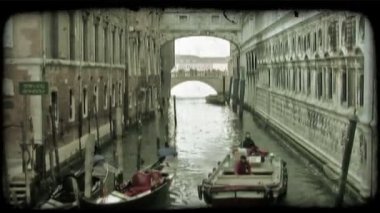 Venedik, İtalya 2012 yaklaşık: Su üzerinde bir motorlu tekne bir kadeh. Vintage stilize video klip.