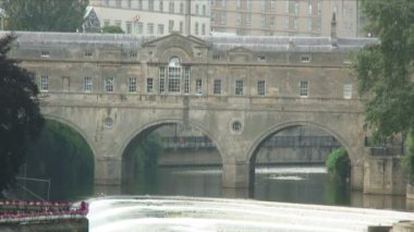 Bath, İngiltere'de bir nehir taş kaplı köprüden kadeh