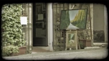 Bir kadeh bir dükkan İtalya dışında bir şemsiye esen rüzgar. Vintage stilize video klip.