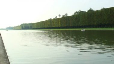 Bir nehirde tekneler gerçek sayı olarak Fransa'nın Versailles kentinde looking vurdu.