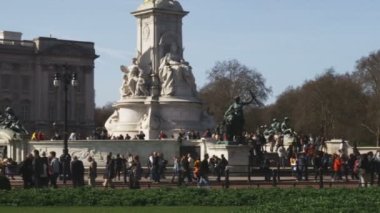 Ekim, 2011 yaklaşık - Londra, İngiltere: Çok insan pan Buckingham Sarayı'na ve Londra'nın heykeli ateş