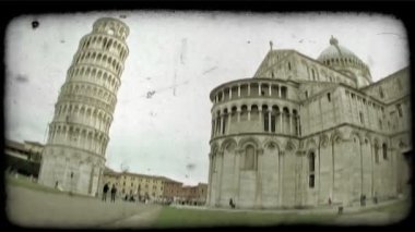 İtalya 'daki Pisa Kulesi' nin önünden geçenlerin geniş açılı görüntüsü. Klasik biçimlendirilmiş video klibi.