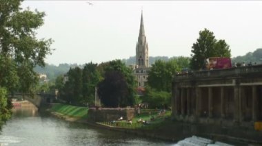 St. John's Church spire ateş Pulteney Weir için bir feribot Bath, İngiltere'de Avon Nehri üzerinde bir kısmı boyunca kaydırma.