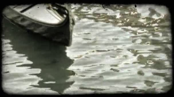 ゴンドラのベニス イタリアの水で彼のゴンドラを操縦の静的なショット ビンテージの様式化されたビデオ クリップ — ストック動画
