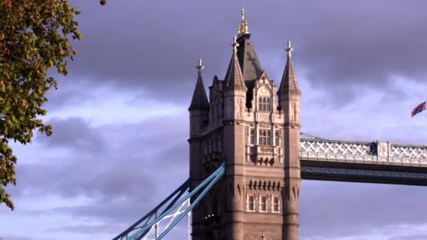 Schwenkblick Auf Türmchen Auf Tower Bridge London England — Stockvideo