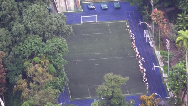 Lambat Gerak Sudut Tinggi Cuplikan Dari Kelompok Besar Pemuda Berlari — Stok Video