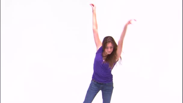 Снимок Девушки Танцующей Фиолетовой Рубашке Джинсах — стоковое видео