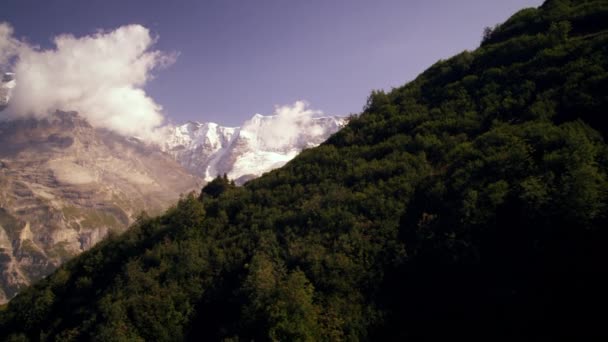 スイス アルプスとロープウェイのケーブルのトラッキング ショット — ストック動画