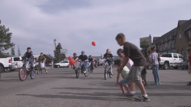Yellowstone Parkı 2010 Geniş Bisiklet Küçük Bir Geçit Çocukların Atış — Stok video