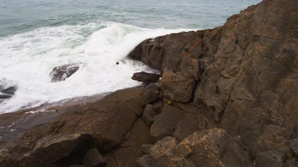 Statiska Närbild Skott Vågorna Kraschar Till Bruna Stenar Copacabana Stranden — Stockvideo