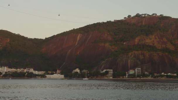 Přenesme Přes Zátoku Guanabara Riu Plachetnice Sugarloaf Mountain Dálce — Stock video