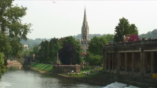 イギリスのエイボン川をフェリーに様式のパルトニー堰の部分を横切ってセント ジョンズ教会の尖塔からのショットをパン — ストック動画