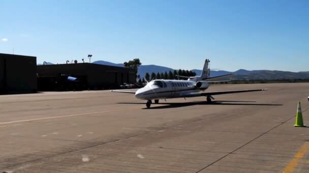 Auf Dem Rollfeld Dreht Sich Ein Einsamer Learjet Und Steuert — Stockvideo