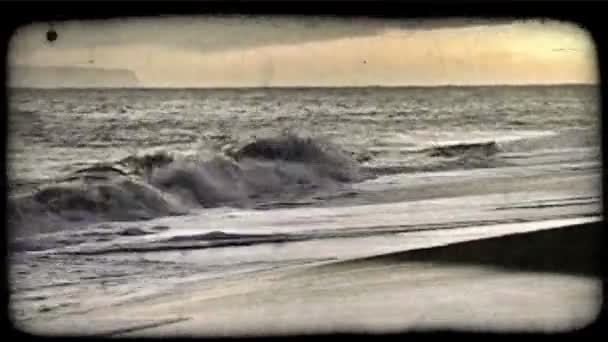 Panela Zoom Lento Belas Ondas Praia Desertas Oceano Com Sol — Vídeo de Stock