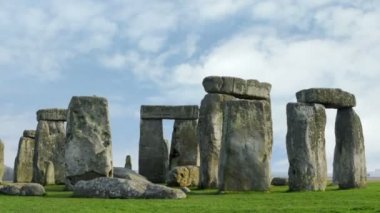 Taş Henge Timelapse arka plan beyaz bulutlar ile devirme.
