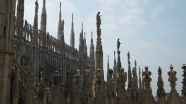 Geniş antik bir Katedrali ve kuleler vurdu, Milan, İtalya'da siluet.