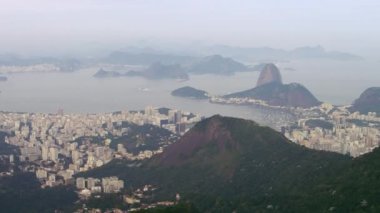 Corcovado dağ çevreleyen rio de janeiro şehrinin hava görüntüleri. Atış Atlantik Okyanusu, lagoa ve sugarloaf dağ içerir. Gün boyunca filme.