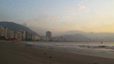 Rio de Janeiro Brezilya kıyı şeridi-gün batımında atış. Bir kişi Deniz kanosu görülür.
