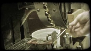 Endüstriyel makine çadır malzemesi alt kelepçeler ve deliğin ortasına kesme metal bir delik ile pul. Vintage stilize video klip.