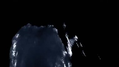 Fışkıran çeşmeden su koyu, blacklit tarafından beyaz bir ışık delildir.