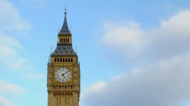 Saat Kulesi ve bulutlar Londra'da geniş timelapse
