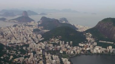 Rio de janeiro şehrinin havadan çekilmiş fotoğrafı. Shot Atlantik Okyanusu ve Lagoa içerir.