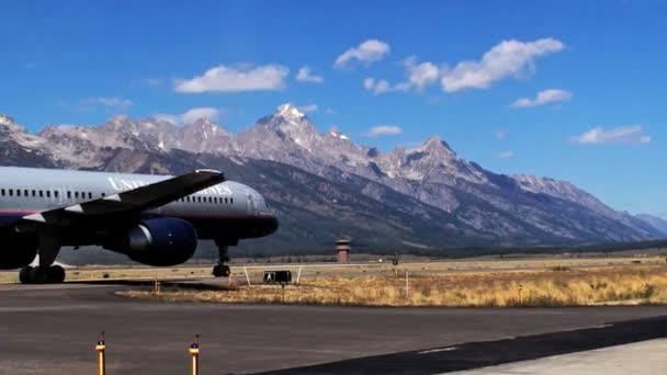Vue Avion Quittant Piste Aéroport Les Montagnes Sont Vues Arrière — Video
