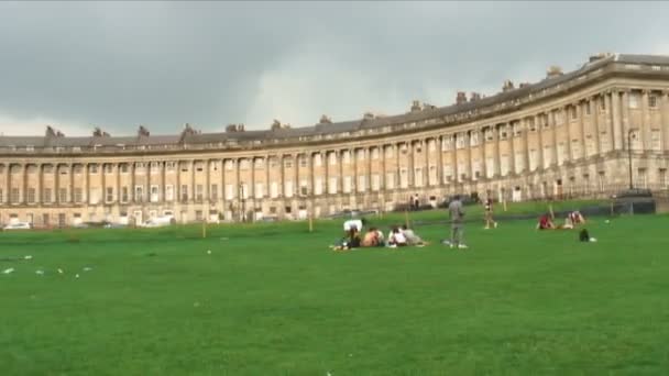 与人走在前面的草坪上放松浴 英格兰全景的皇家新月楼的房子 — 图库视频影像