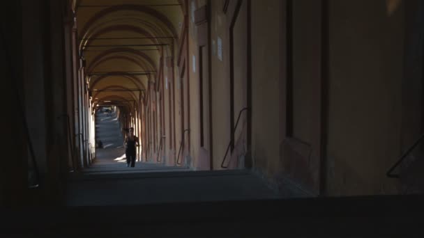 Mulher Correndo Escadas Uma Arcada Arquitetura Italiana — Vídeo de Stock