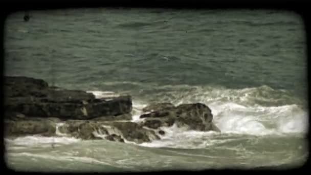 強い波は ハワイのビーチの近く 黒と茶色の岩の棚に衝突します ヴィンテージ様式化ビデオクリップ — ストック動画