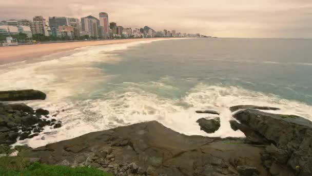 Poklatkowy Film Fale Rozpryskiwania Skałach Wzdłuż Wybrzeża Rio Janeiro Brazylia — Wideo stockowe