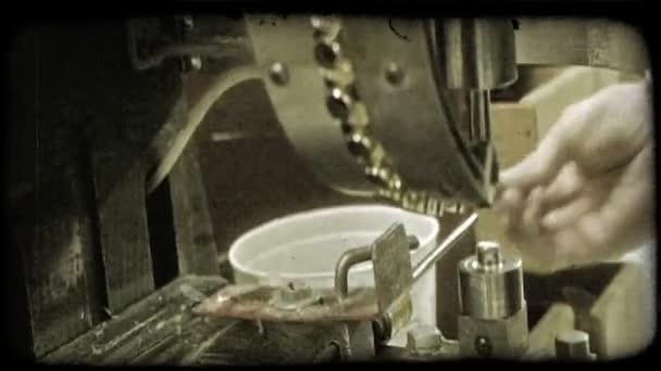 Endüstriyel Makine Çadır Malzemesi Alt Kelepçeler Deliğin Ortasına Kesme Metal — Stok video
