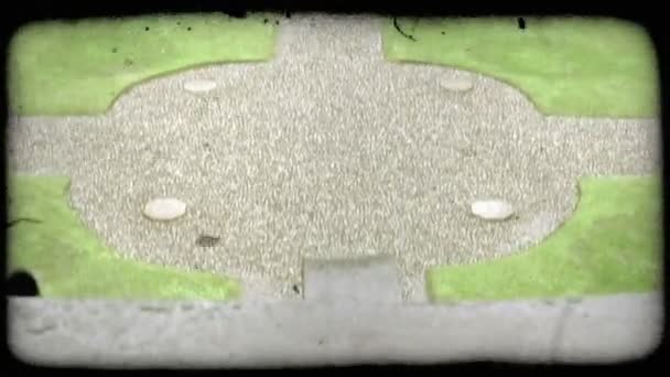 イタリアの自宅で砂利道のチルトアップショット ヴィンテージ様式化ビデオクリップ — ストック動画