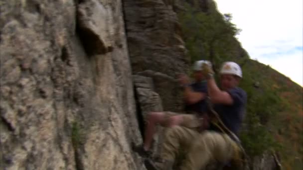 Kamera Üzerinde Atlama Dağcılar Bir Çift Atış — Stok video