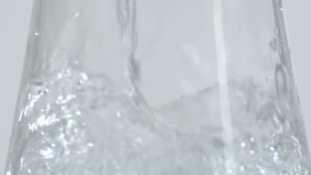 Detailní Záběr Skleněné Nádoby Jsou Naplněné Vodou Izolovaných Bílém Pozadí — Stock video