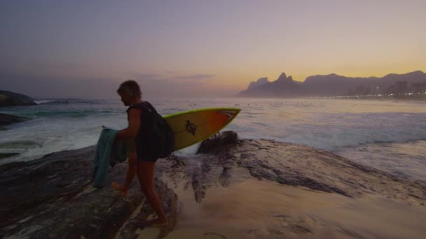 Rio Janeiro Brasilien Juni 2013 Zeitlupe Kamerafahrt Eines Surferdudes Der — Stockvideo