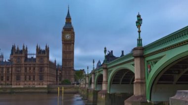 Gece çöktüğünde Big Ben'in hızlandırılmış zamanı. Sokak lambaları, saat yüzü ve Westminster Sarayı zaman geçtikçe aydınlatılır. Westminster Köprüsü'nde insanların bulanık hareketleri görülür ve bulutlar tepeden geçer ve mor renktedir..