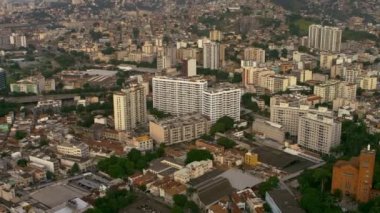 Rio de Janeiro'nun karadan denize havadan çekilmiş görüntüleri. Ağaçlar, bina varyasyonu ve Atlantik kıyı şeridi çekim içinde görülebilir.