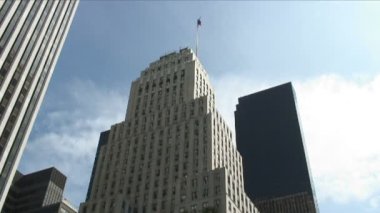 New York City'deki üste bayraklı yüksek bir binanın bakarak.