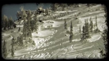 Ağır çekim uzman kayakçı, profesyonel dişli kayak dağ aşağı giymiş bir kadeh. Vintage stilize video klip