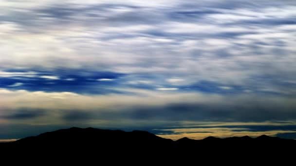 ユタ州の山脈で夕日のコマ落とし撮影 雲を高速移動見ることができる山の上に移動 — ストック動画