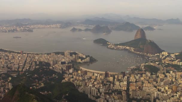 シュガーローフ マウンテンと Jurujuba ジャネイロ ブラジルの空中映像 リオの都市景観と周囲の山々 の様々 な標高がキャプチャを呼べ曇り空です — ストック動画