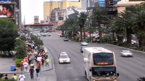 在繁忙的拉斯维加斯大道上 挤满了在Bally Bellagio和Paris Las Vegas酒店附近的人行道上穿梭的游客 — 图库视频影像