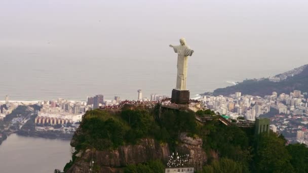 在里约热内卢 2013 空中射击的游客和基督雕像 大西洋 里约热内卢 山川地理和拉各斯城市景观出现在录像中 — 图库视频影像