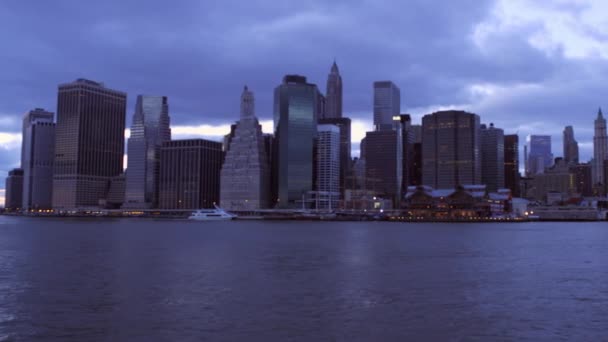 Δεξιά Βολή Του Αστικού Τοπίου Της Νέας Υόρκης Συννεφιασμένο Ουρανό — Αρχείο Βίντεο
