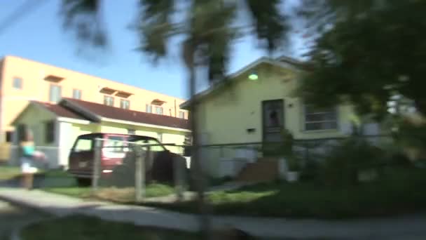 Tiro Caminhão Passando Por Miami Residencial — Vídeo de Stock
