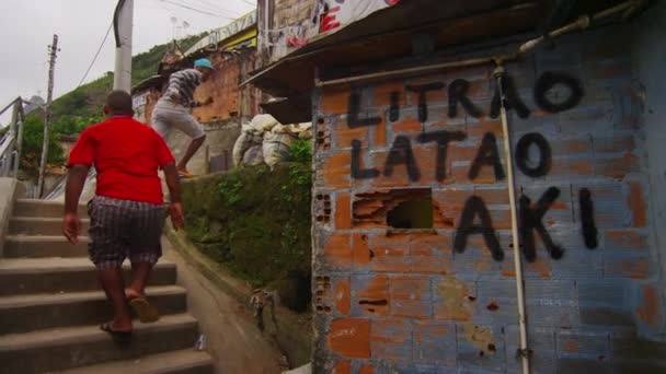 Rio Janeiro Brazylia Czerwca 2013 Powolny Ruch Strzał Mężczyzn Wchodzenie — Wideo stockowe