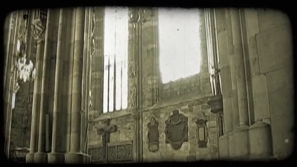 Panela Lenta Interior Catedral Santo Estêvão Detalhando Janelas Articuladas Vitrais — Vídeo de Stock